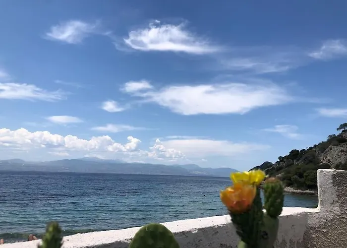 度假居 House By The Sea At Skaloma, Loutraki 沃里亚戈米尼湖